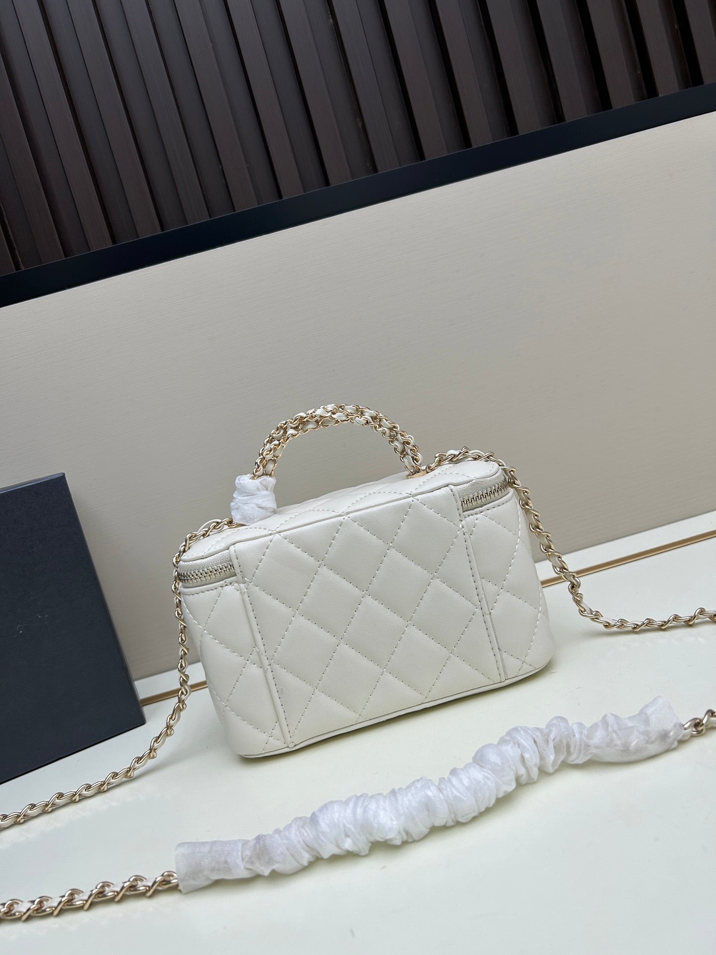 Long Vanity with Chain White Lambskin & Gold-Tone Metal AP5182 B10307 10601