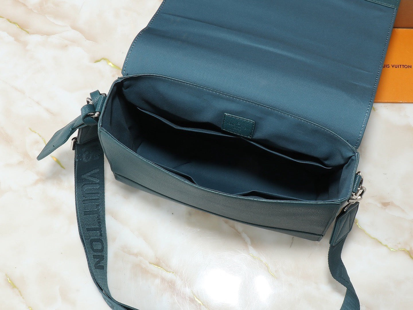 Takeoff Messenger Bag M23709