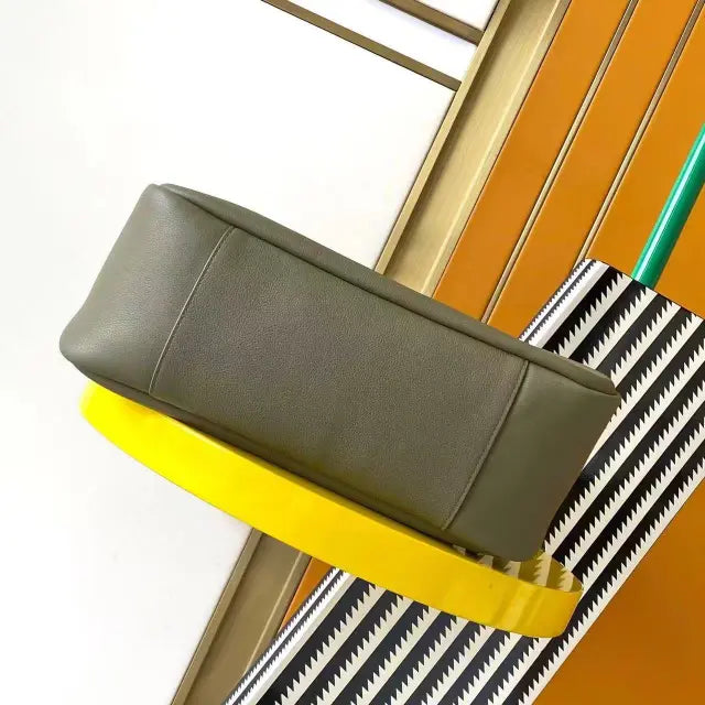 LE 5 À 7 Large Smooth Leather Soft Bag