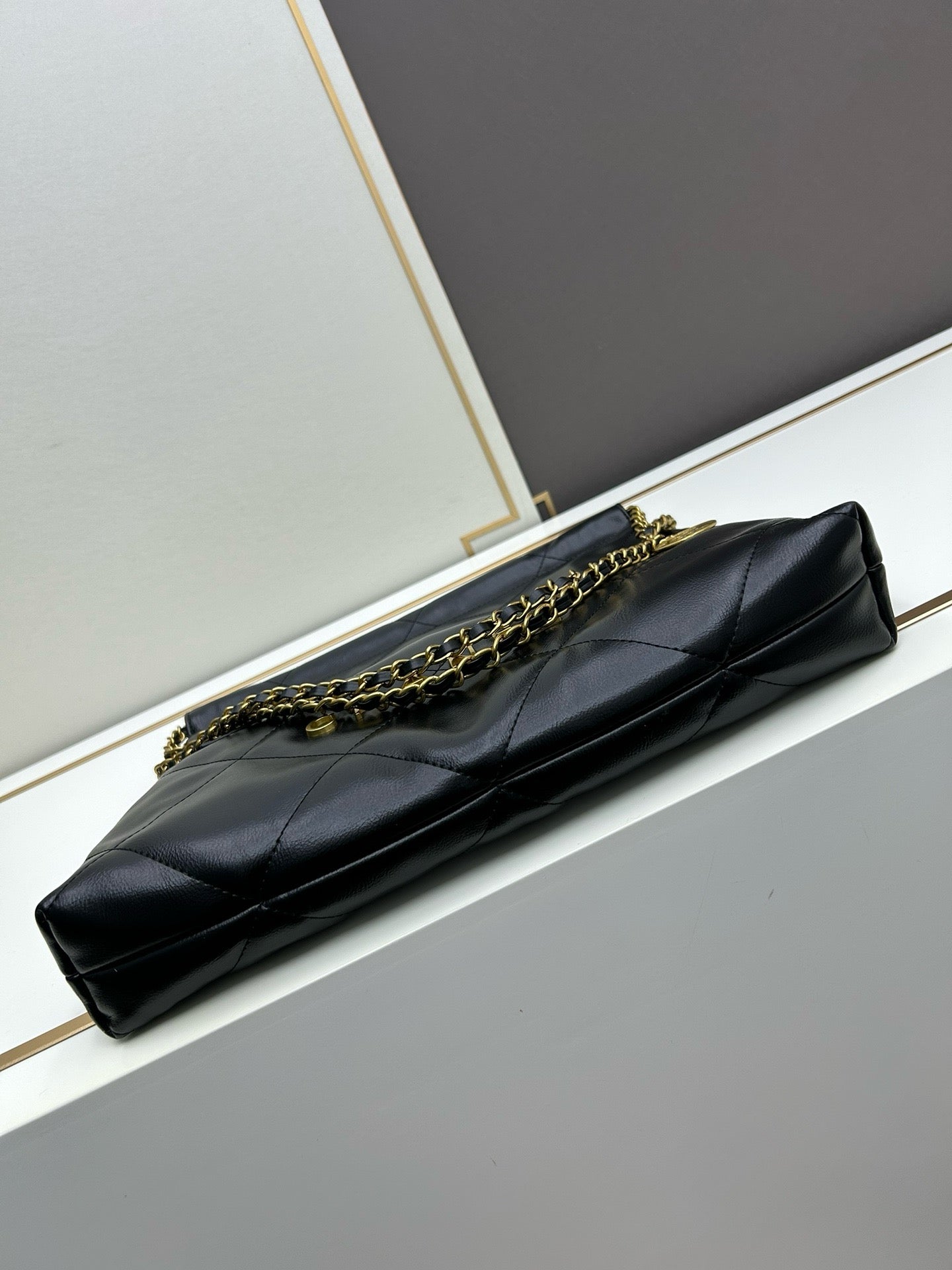 22 Handbag with Pockets Shiny Calfskin & Gold-Tone Metal Black AS3981 B16652 94305