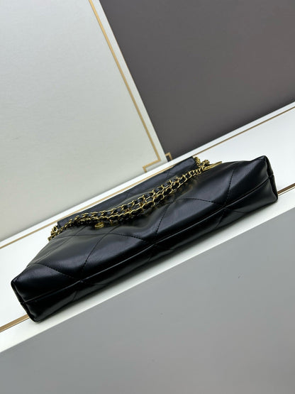 22 Handbag with Pockets Shiny Calfskin & Gold-Tone Metal Black AS3981 B16652 94305