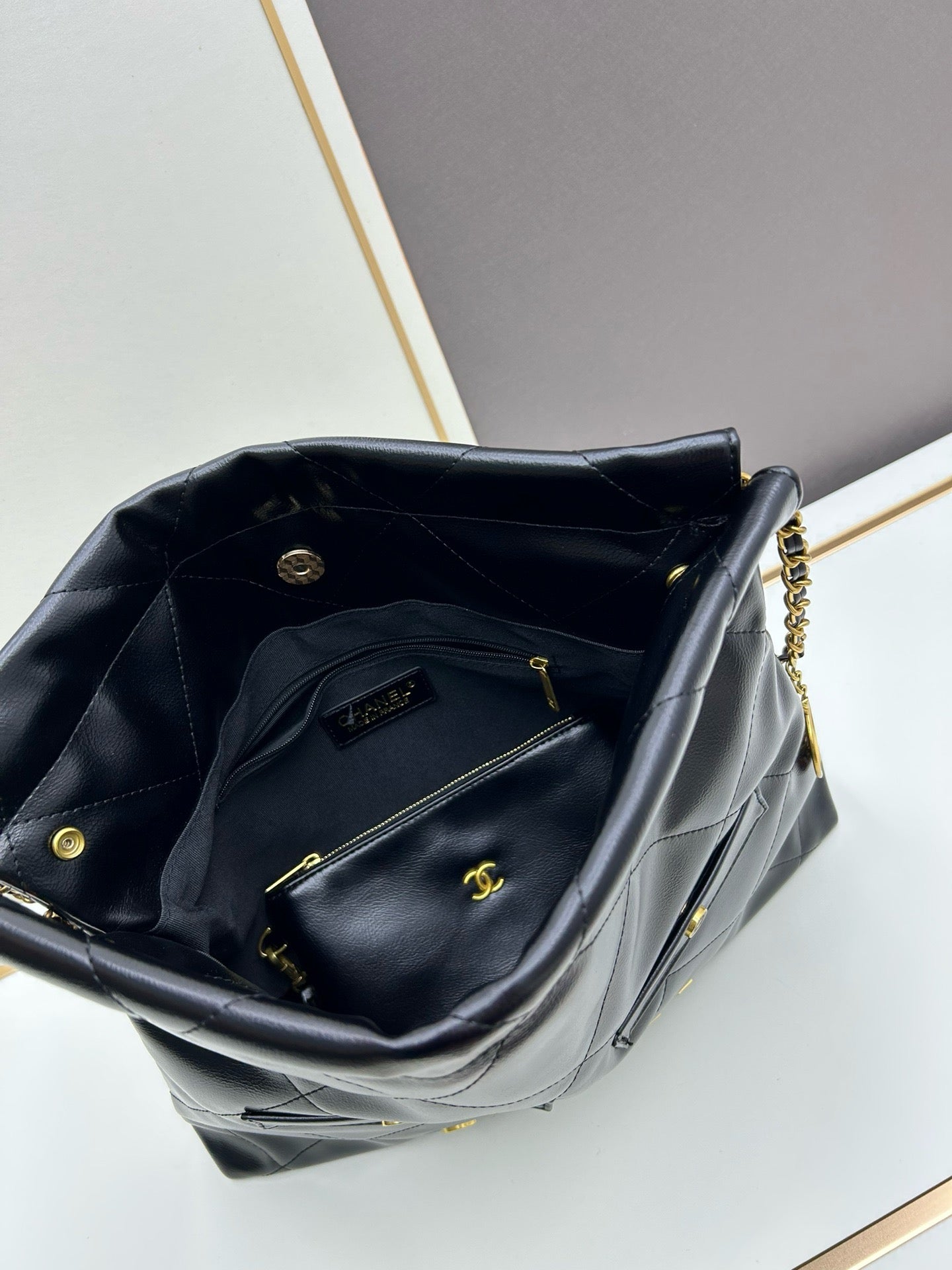 22 Handbag with Pockets Shiny Calfskin & Gold-Tone Metal Black AS3981 B16652 94305