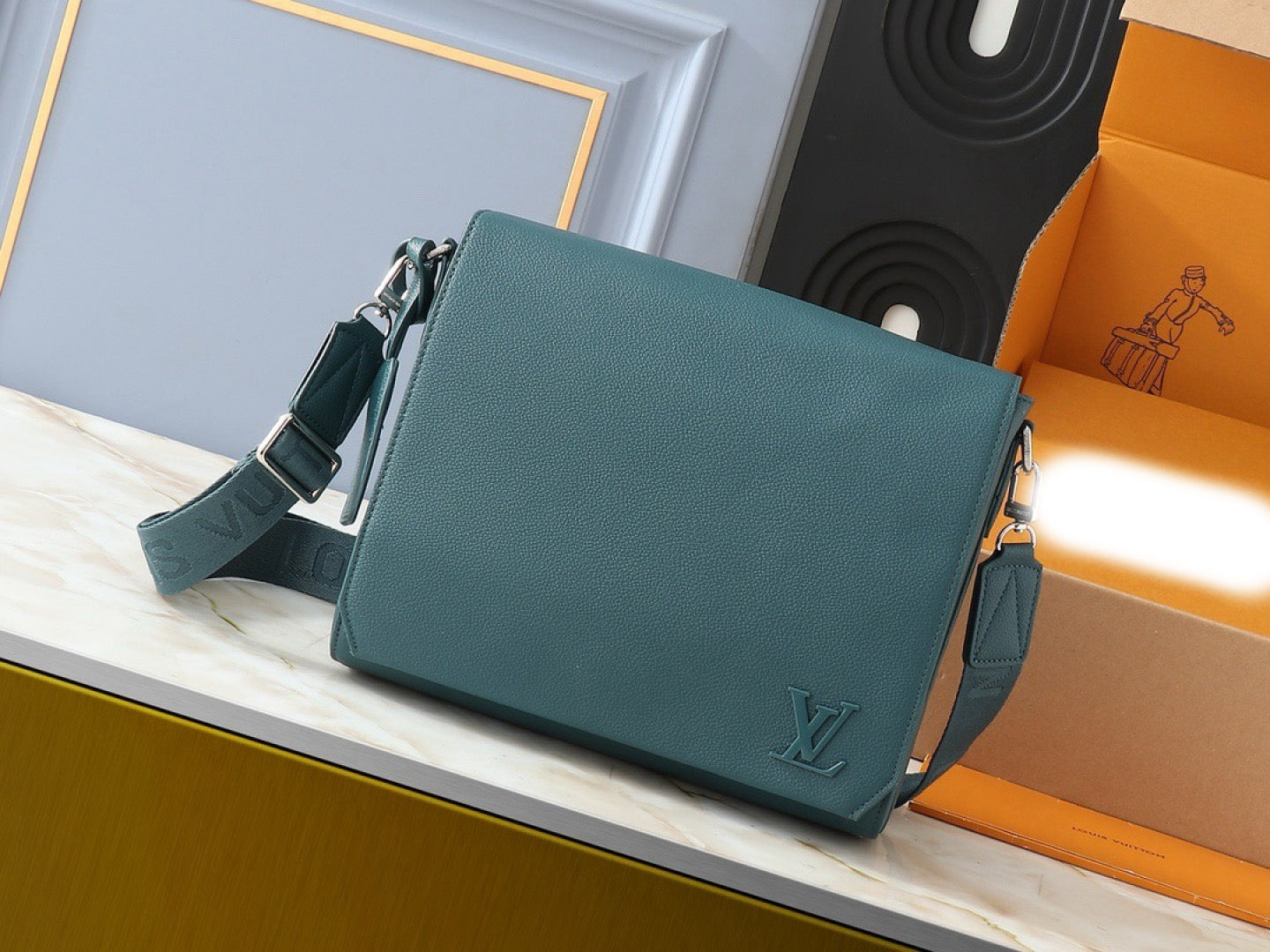 Takeoff Messenger Bag M23709