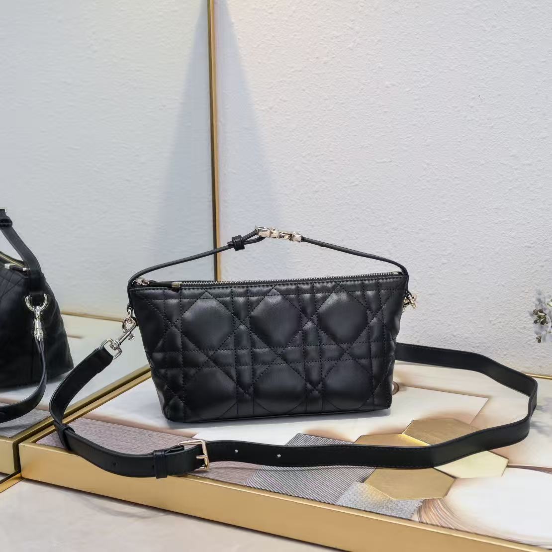 TRAVEL NOMAD Clutch