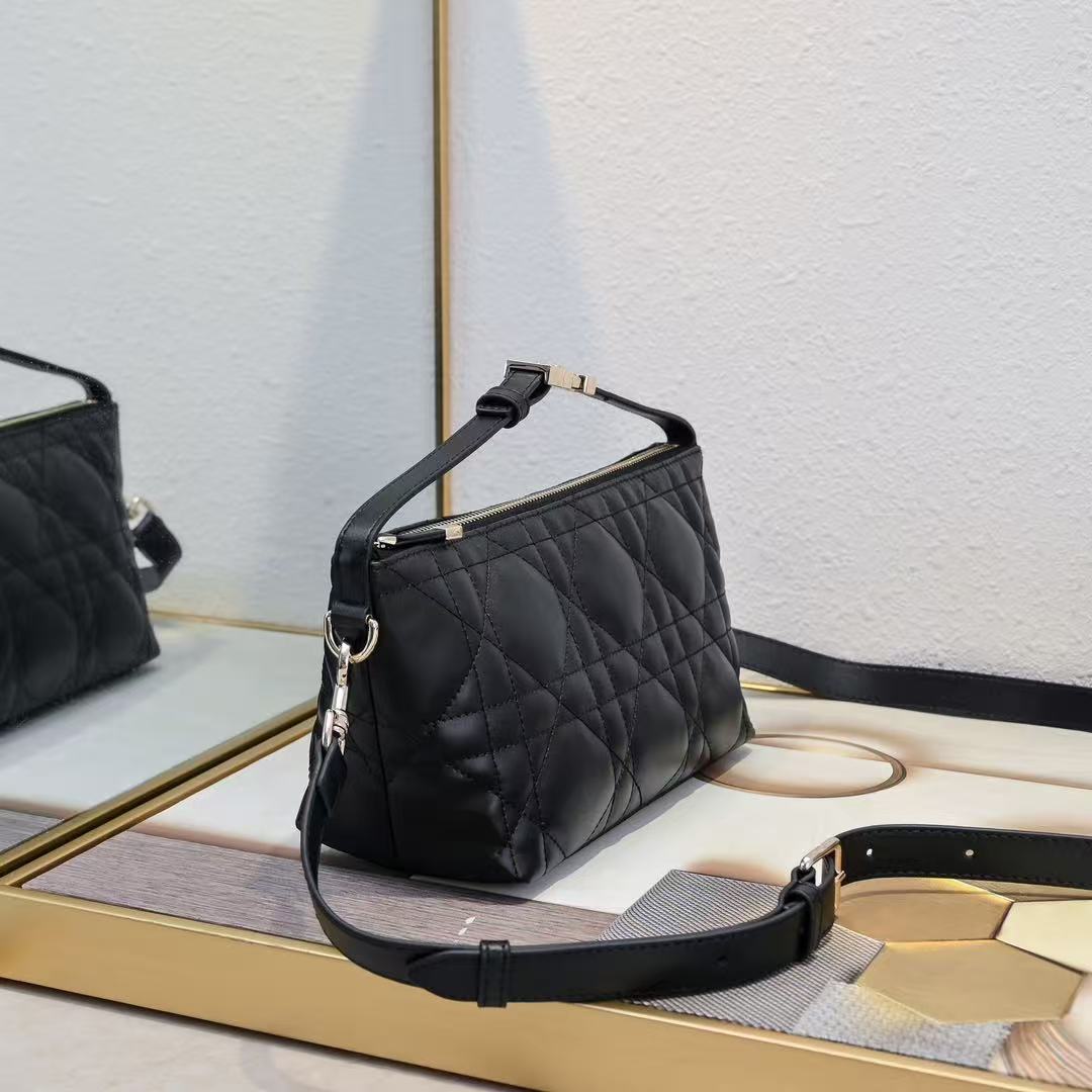 TRAVEL NOMAD Clutch