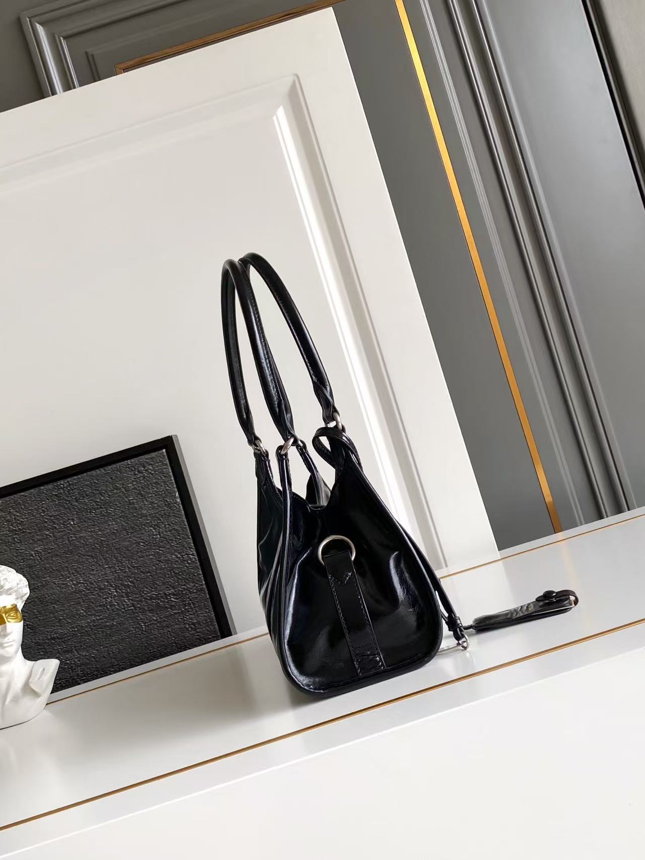 Medium Leather Tote Bag 1BG563
