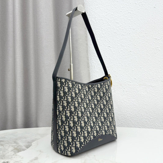 2026 TMédaillon Bucket Bag, Blue Oblique Jacquard M1532QTZQ_M928