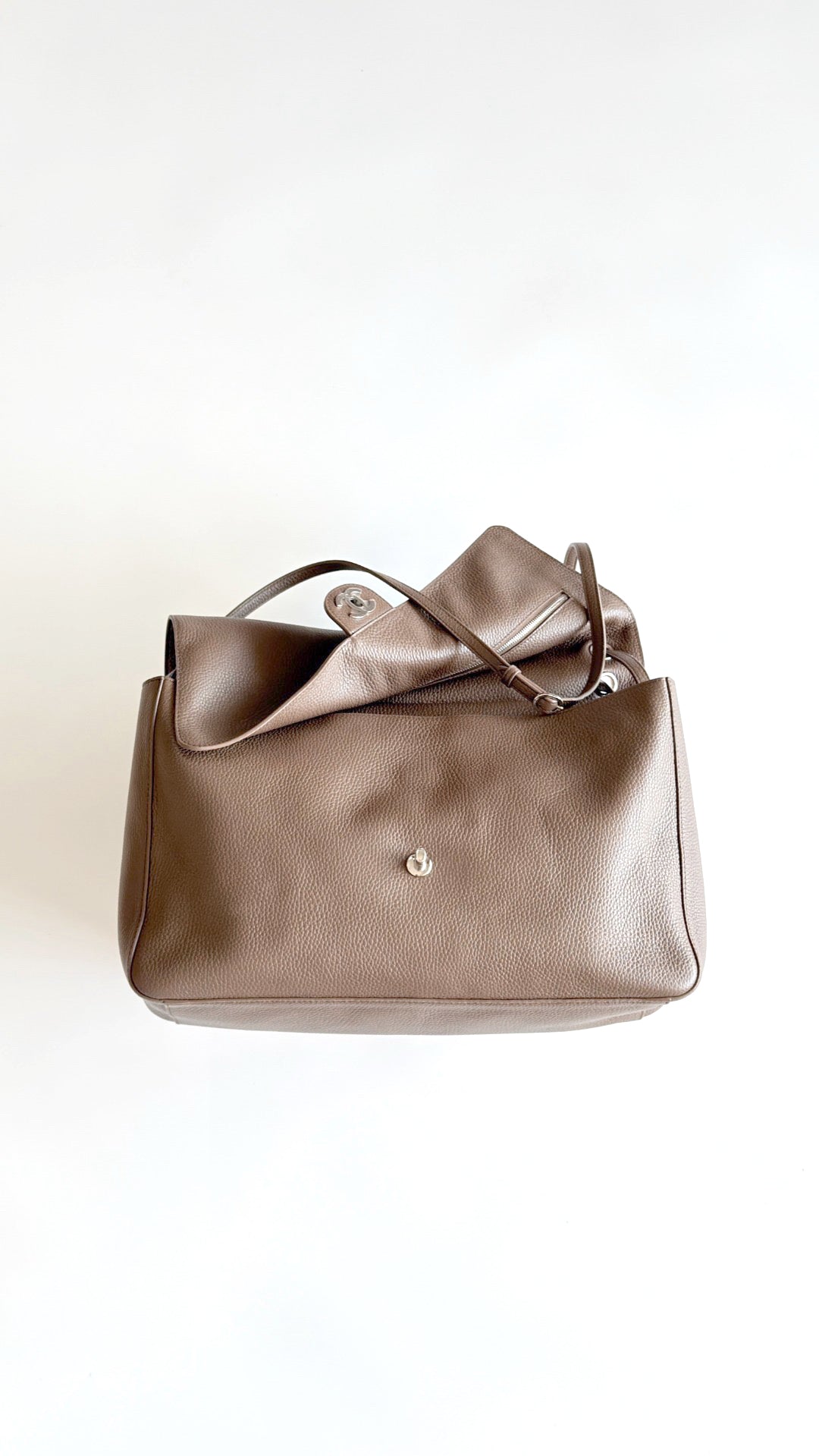 2026 Spring/Summer Collection Oversized Flap Bag in Light Brown Grained Calfskin AS6233-B24008-U8391