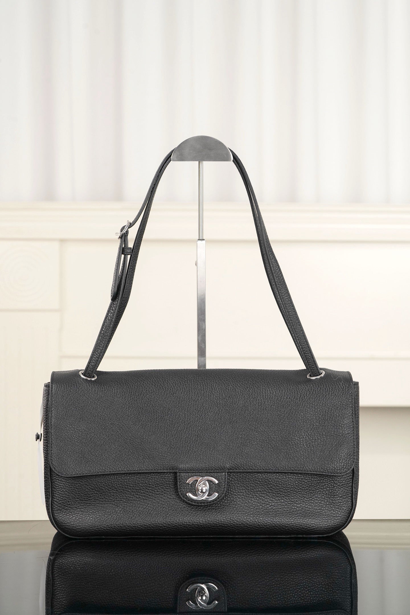 2026 Maxi Flapbag Black Grained Calfskin AS6231 B24008 94305