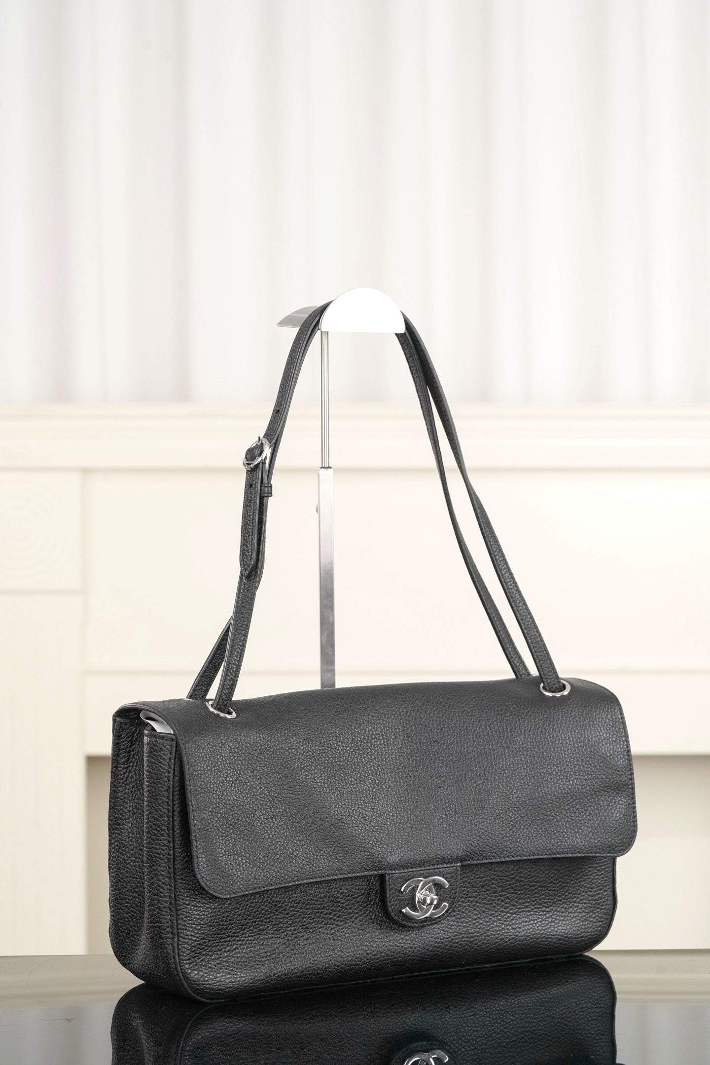 2026 Maxi Flapbag Black Grained Calfskin AS6231 B24008 94305