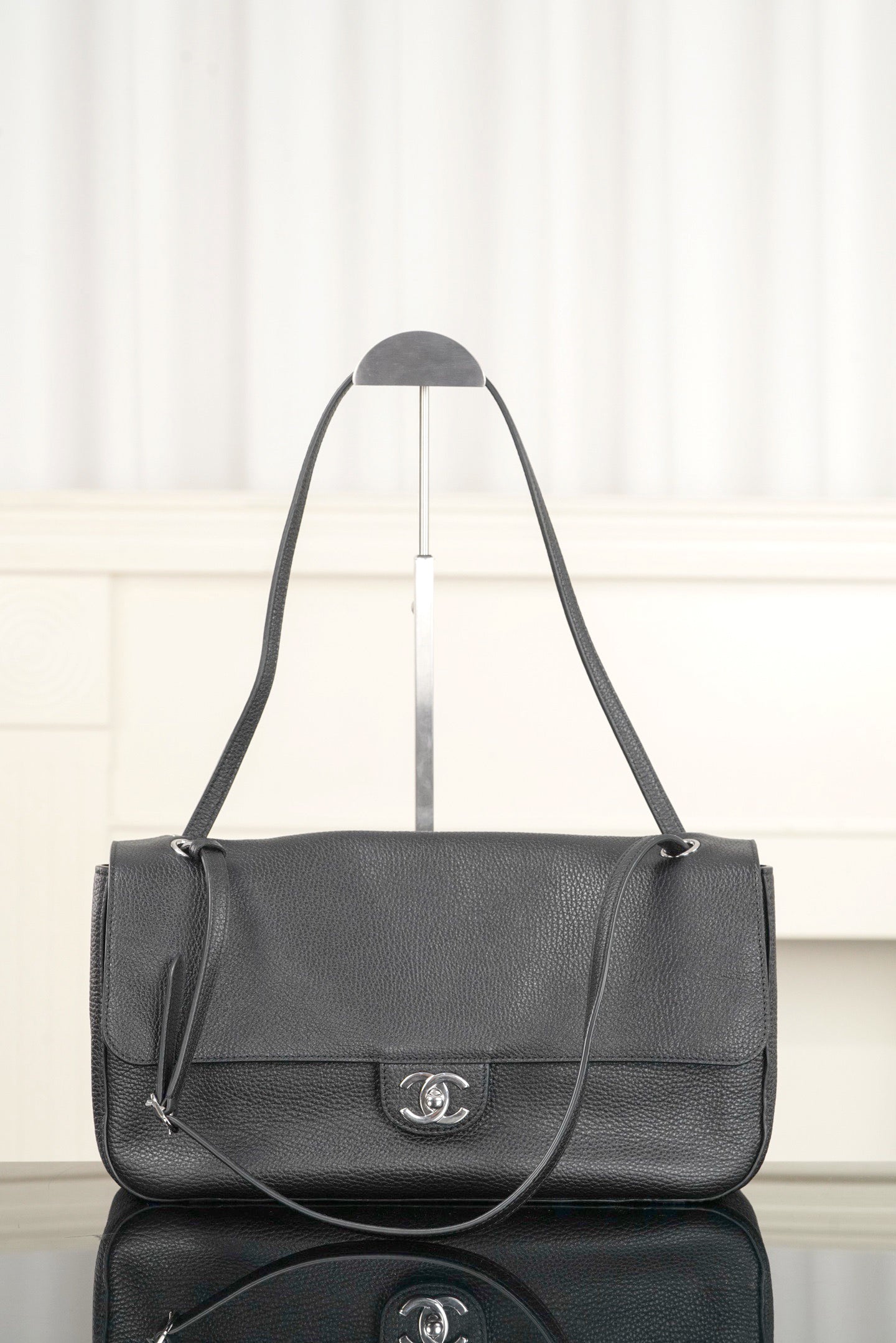 2026 Maxi Flapbag Black Grained Calfskin AS6231 B24008 94305