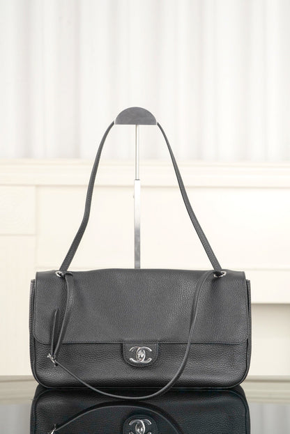 2026 Maxi Flapbag Black Grained Calfskin AS6231 B24008 94305
