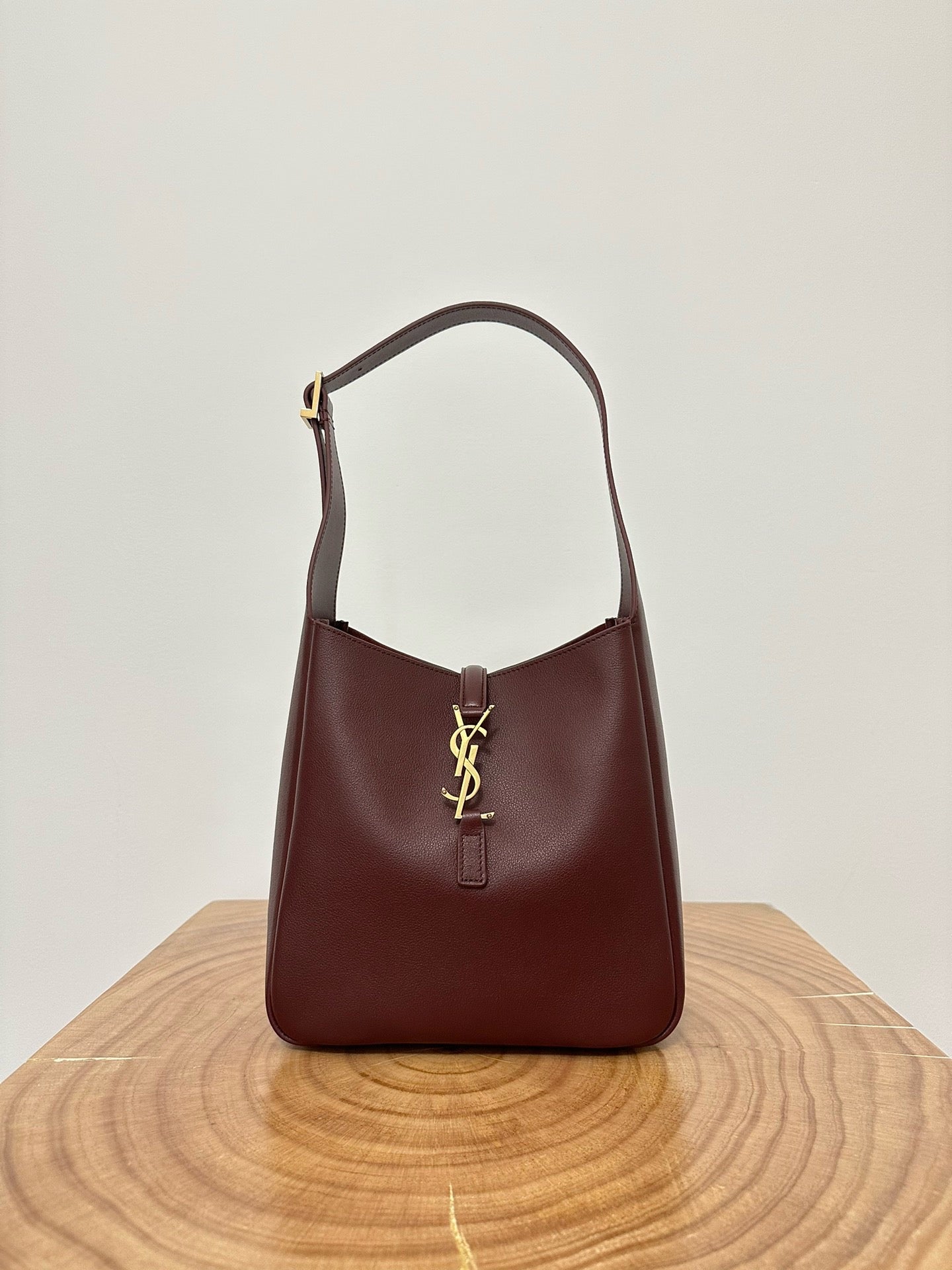 2026 Le 5 à 7 Supple Rouge Legion/Burgundy Small Leather Shoulder Bag 713938AAAUQ6475