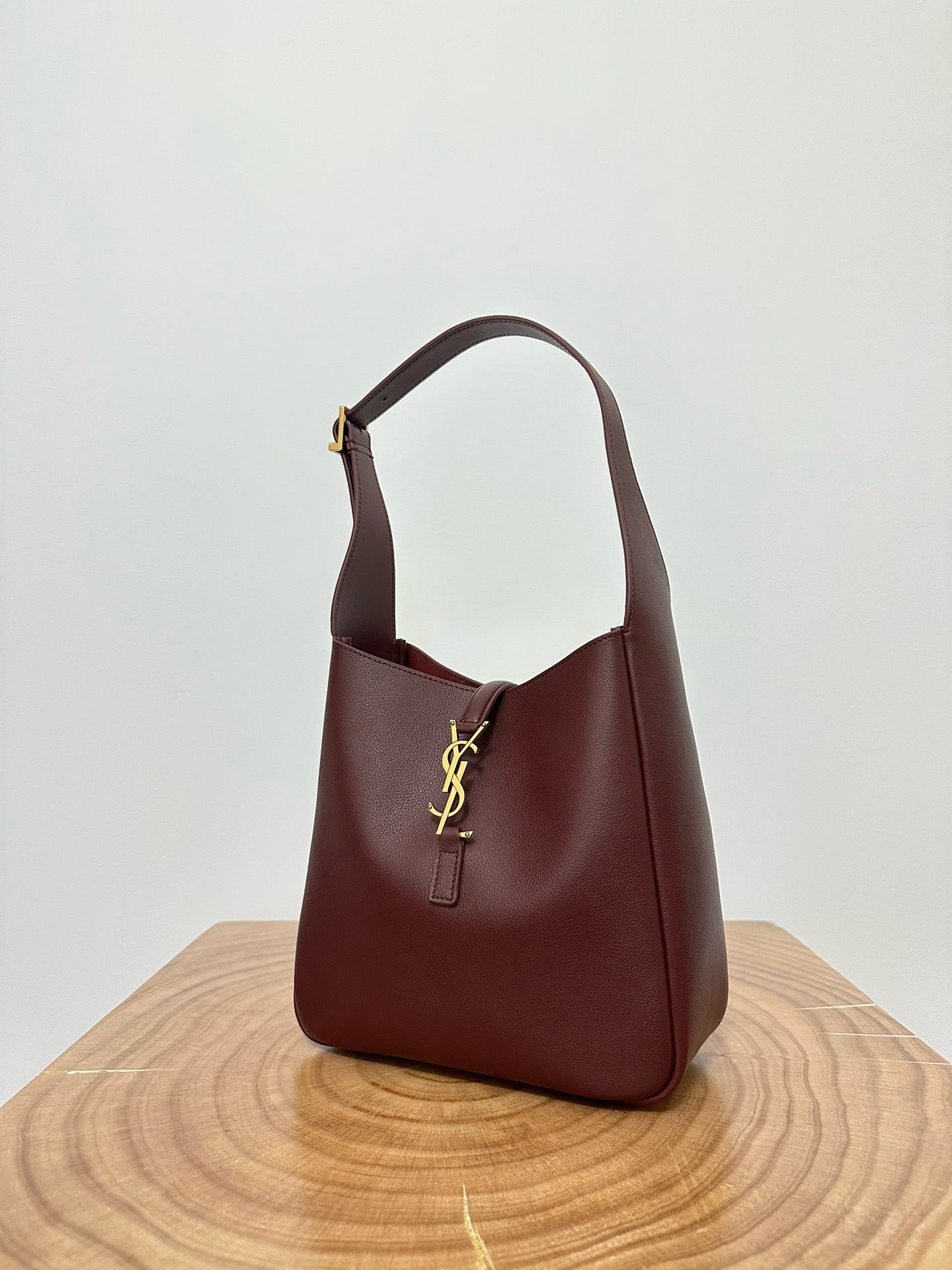 2026 Le 5 à 7 Supple Rouge Legion/Burgundy Small Leather Shoulder Bag 713938AAAUQ6475
