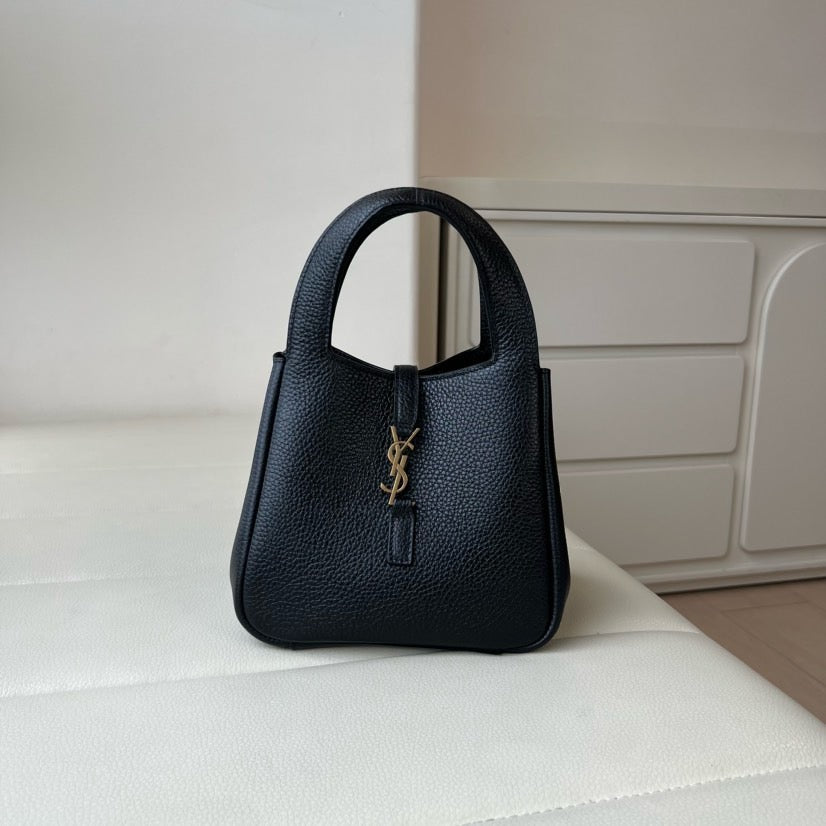 2026 LE 5 À 7 BABY BEA Black Grained Leather Tote Bag 872469AADUU1000