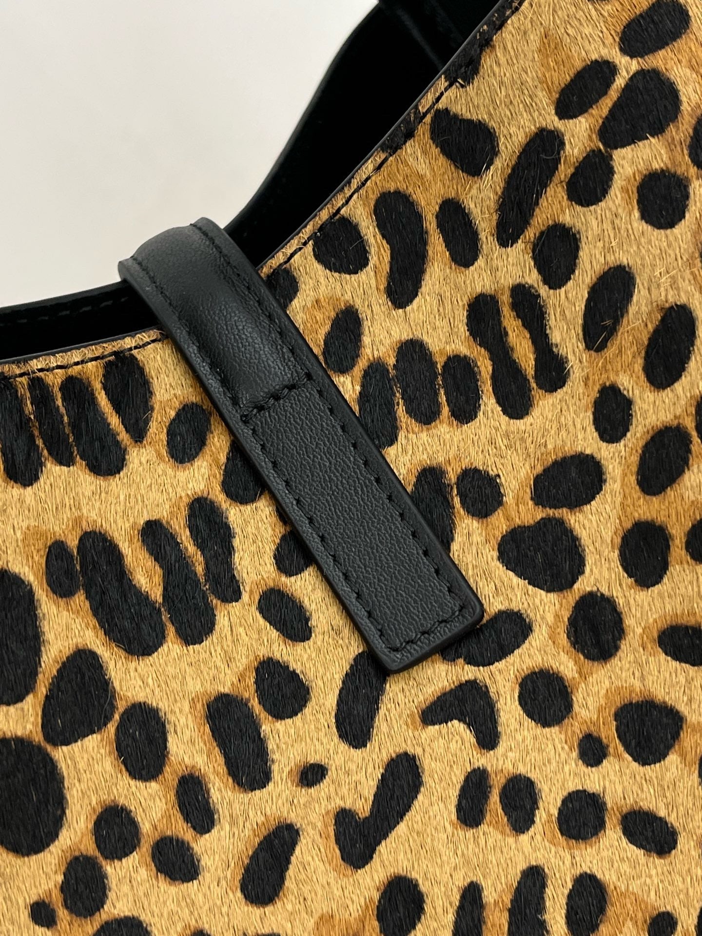 2026 LE 5 À 7 Soft Small Leopard-Print Horsehair Shoulder Bag 713938AAD0J2790